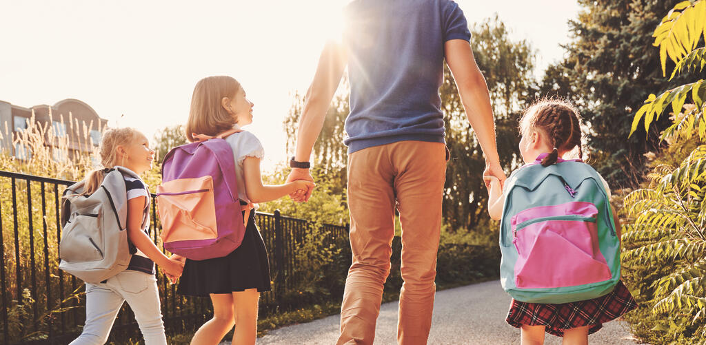 Grundschulkinder auf dem Weg zur Schule