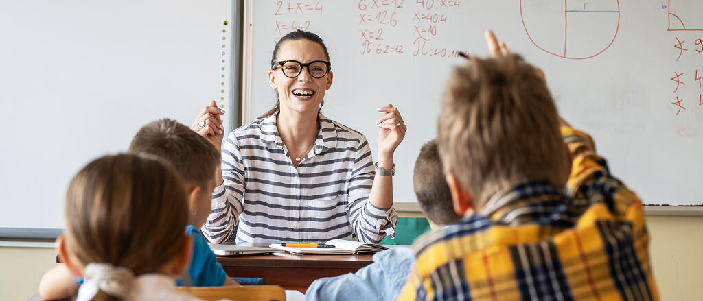 Eine strahlende Lehrerin im Unterrichtsgespräch